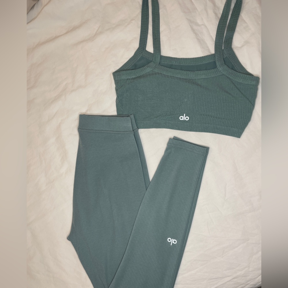 Alo Yoga Set - Blissful Leggings & Top in color Soft Seagrass